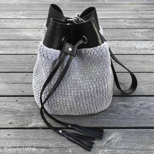 Virkad-bohoväska-i-sammetsgarn-grå-bautawitch