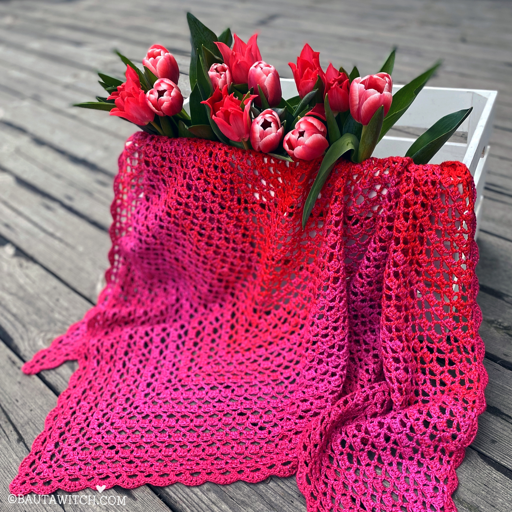 Vårsjal-by-BautaWitch-m-tulpaner